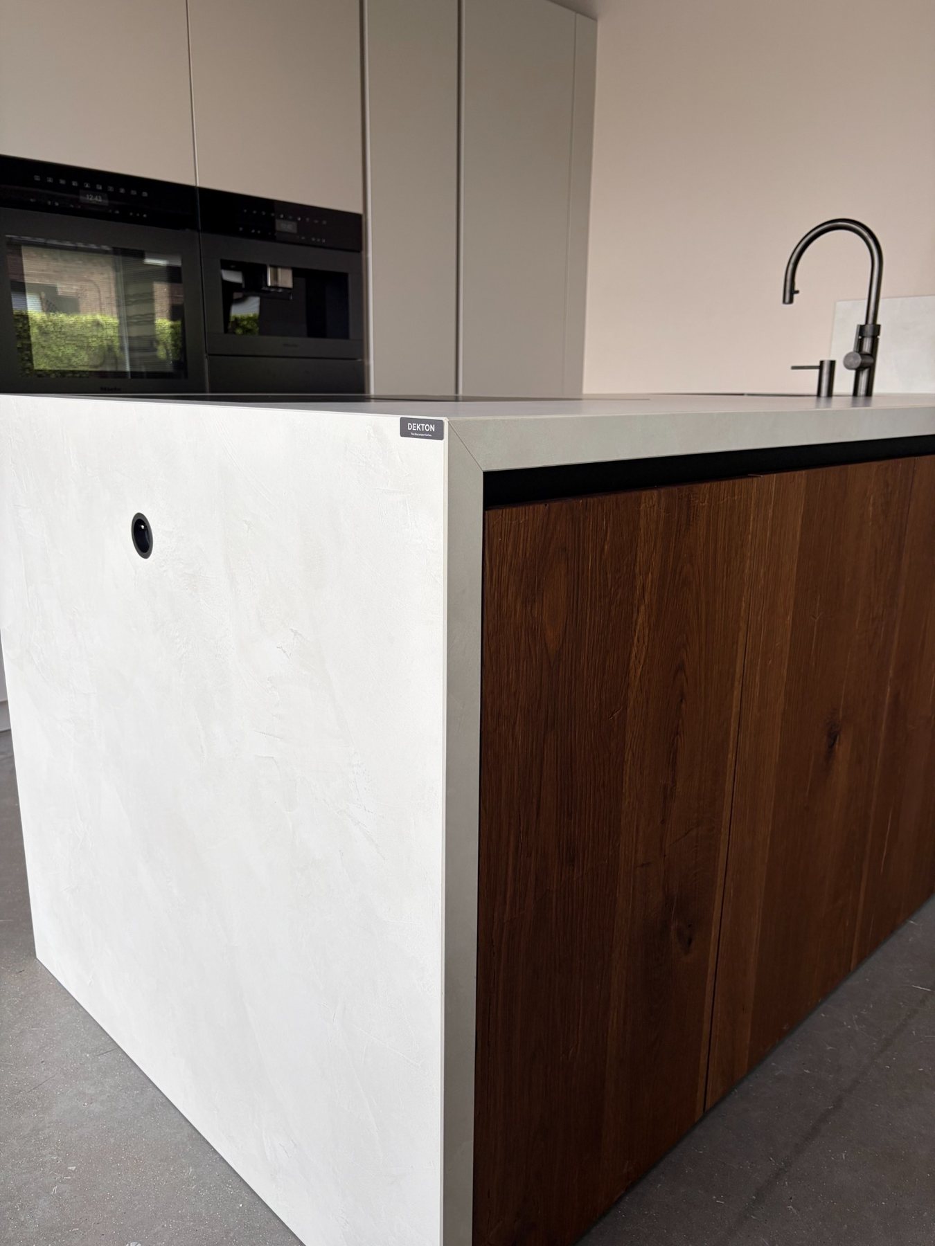 Contrast in materialen — Lichte steenlook met warm hout