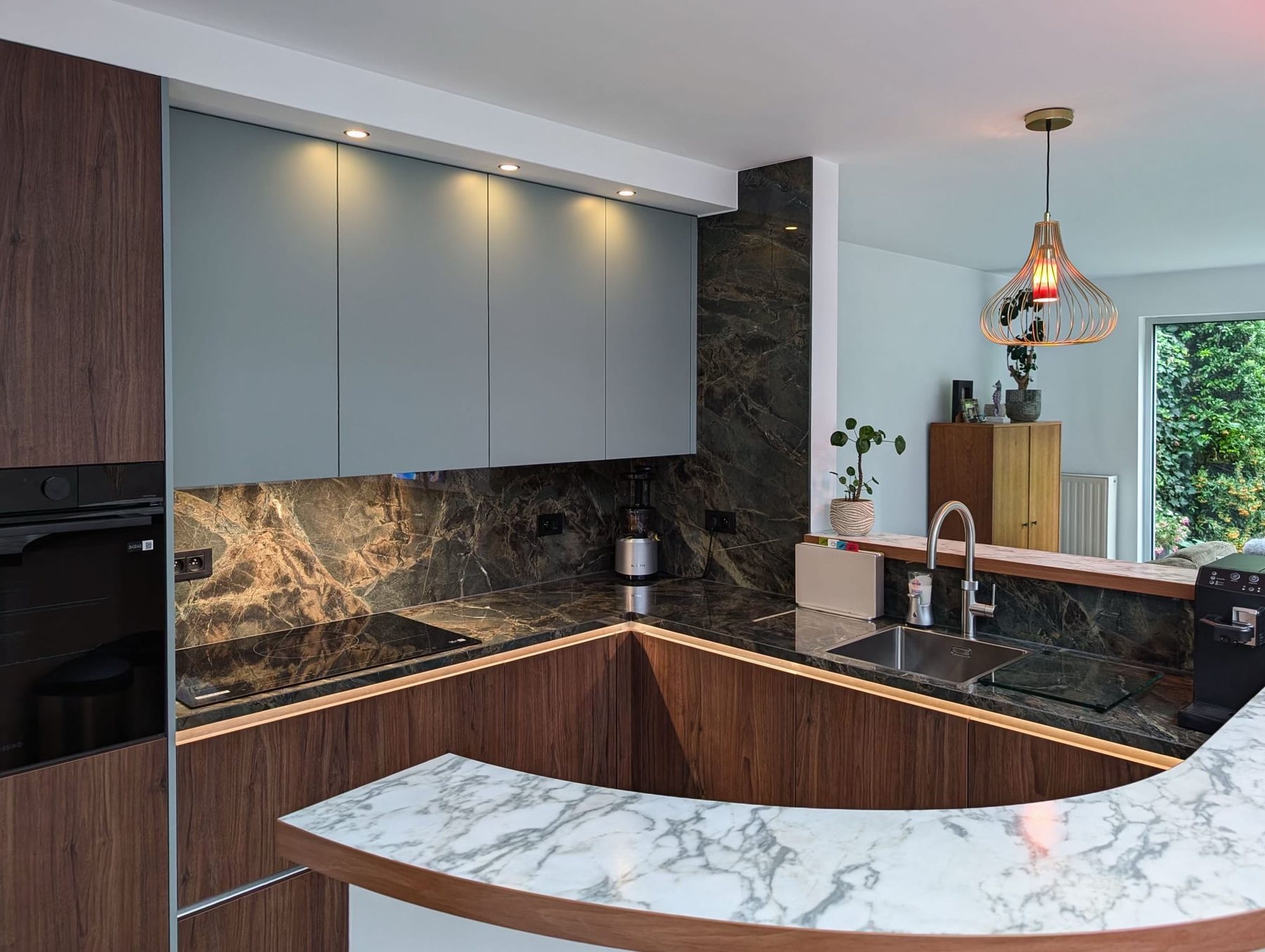 Natuurlijke houtlook — Lichte keuken met houten fronten