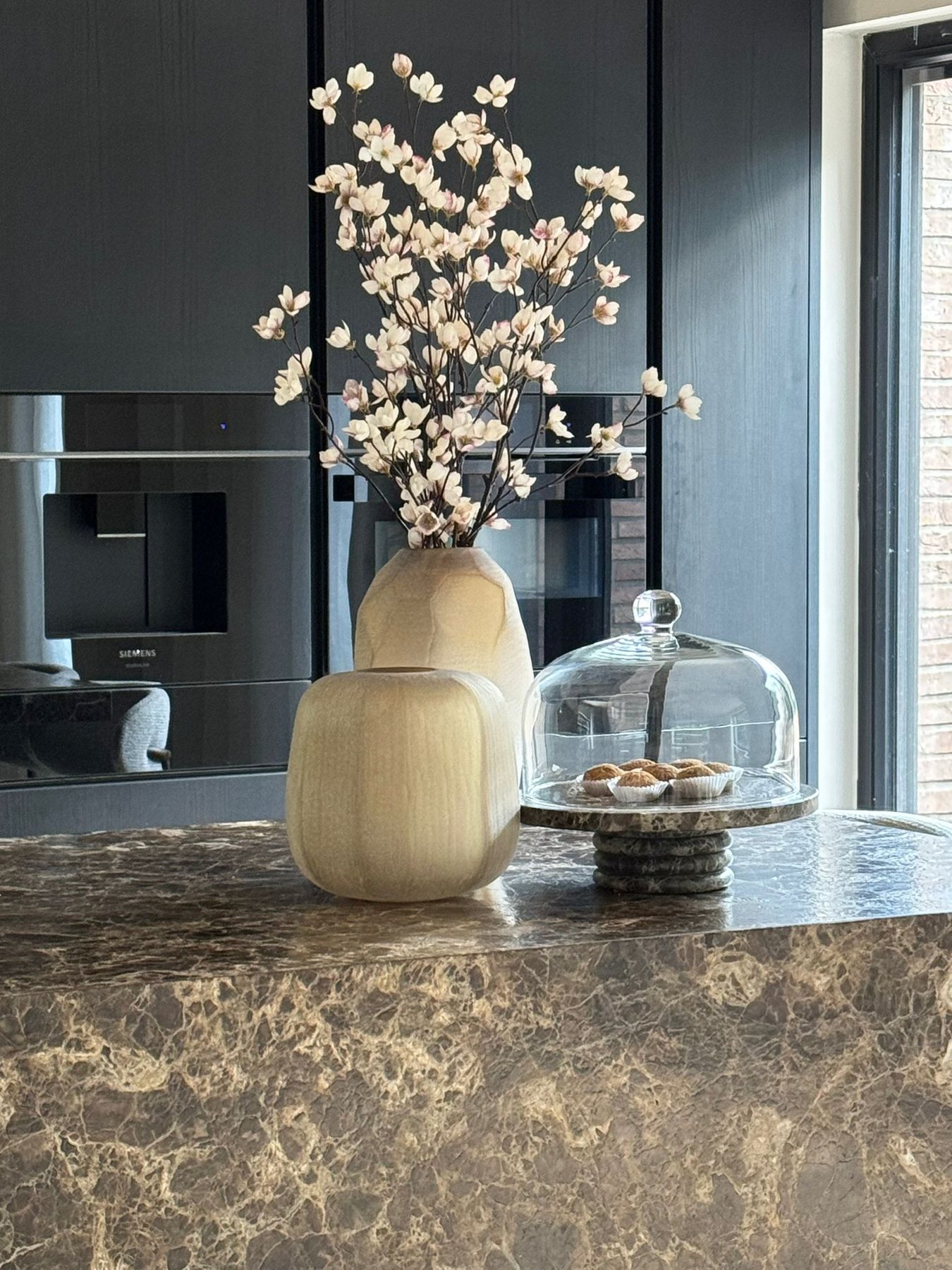 Donker en elegant — Natuursteen achterwand en houten fronten
